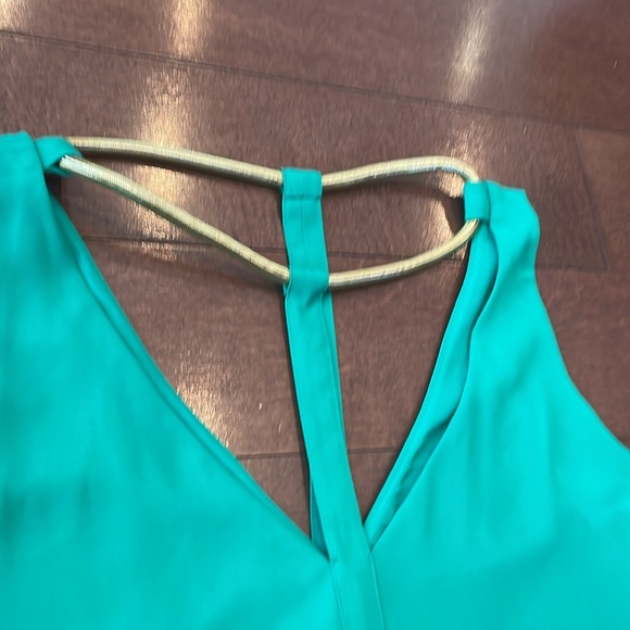 BCBG Green sleeveless blouse - Picture 2 of 4
